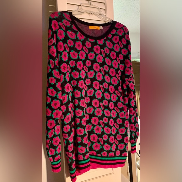 NWOT ONE A Black & Pink Daisy Scoop Neck Relaxed Stretch Long Sleeve Sweater - Picture 1 of 2
